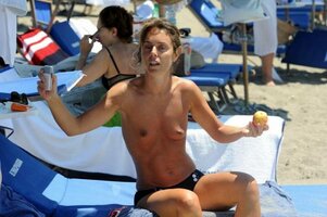 jacaranda-falck-in-topless-572361.jpg