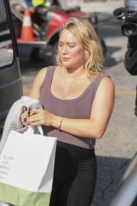 hilary-duff-grocery-shopping-at-jayde-s-market-in-los-angeles-01-18-2024-5.jpg