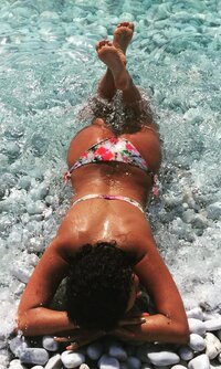 ASSbrazilianFLOWERSammolloPIEDIposaMAREstonesTERESA2012.jpg