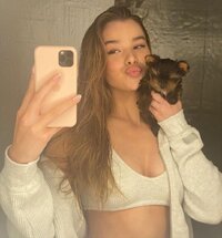 Hailee-Steinfelds-Hot-Shots-54jkOhUy4hz1nM.jpg