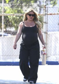 hilary-duff-out-in-los-angeles-04-22-2024-9_thumbnail.jpg