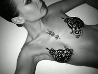 andrea-lehotska-nuda-bijoux-per-la-pelle-2012-twitter-1.jpg