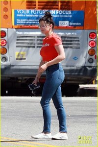 ariel-winter-sends-a-message-with-her-shirt-03.jpg