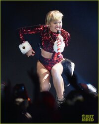 miley-cyrus-twerks-on-santa-claus-at-kiis-fm-jingle-ball-2013-17.jpg