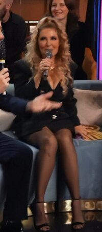 selvaggia lucarelli cosce collant tacchi minigonna milf bionda (15).jpg
