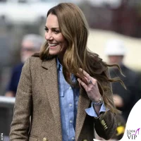 Kate-Middleton-anniversario-blazer-Holland-Cooper-camicia-Boden-jeans-Massimo-Dutti-Principe-...webp