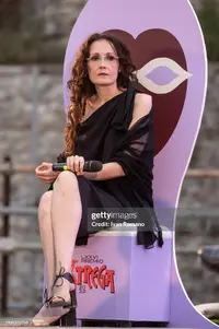 Daniela Ranieri professoressa politica giornalista mora riccia milf cosce tacchi gdses.webp