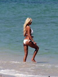 20130913-Victoria-Silvstedt-bikini-candids-14.jpg