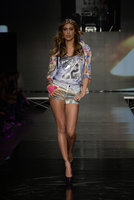 20131018-Belen-Rodriguez-on-the-runway-for-imperfect-13.jpg