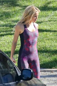 kate-hudson-in-purple-uni-tard-at-a-park-in-los-angeles_7.jpg