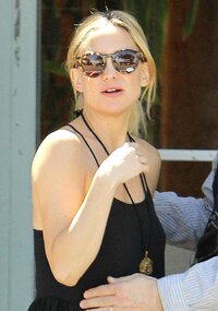 kate-hudson-in-jeans-shorts-out-and-about-in-los-angeles_4.jpg