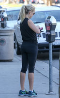 reese-witherspoon-out-amp-about-in-yoga-pants-in-la-2202016-4.jpg