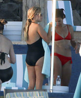 Reese-Witherspoon-in-Black-Swimsuit--04.jpg