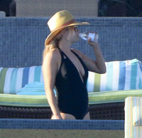 Reese-Witherspoon-in-Black-Swimsuit--05.jpg