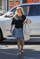 reese-witherspoon-out-in-la-8316-2.jpg