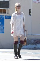 elle-fanning-out-and-about-in-los-angeles-160_3.jpg