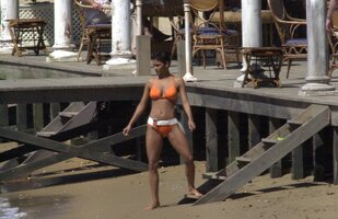 HalleBerryOnTheSetOfJamesBondDieAnotherDayInSpain (12).jpg