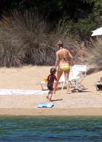 kate-hudson-bikini-candids-in-skiathos-island-july-24-32-pics-12.jpg