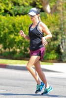 reese-witherspoon-out-jogging-in-los-angeles-08-21-2016_18.jpg