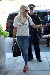 Kate-Hudson-at-Toronto-International-Airport--02.jpg