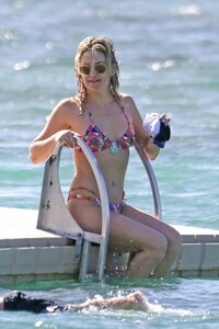 Kate-Hudson-in-Bikini-2017--24.jpg