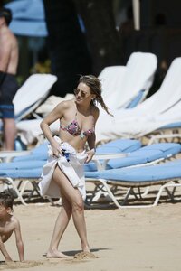 Kate-Hudson-in-Floral-Bikini-2017--21.jpg