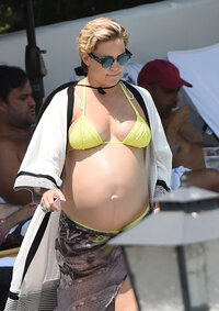 77239498_hqcelebcorner-30.jpg