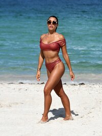 115426599_hqcelebcorner-36.jpg