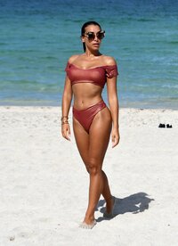 115426628_hqcelebcorner-39.jpg