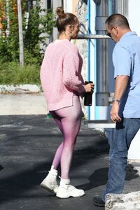 jennifer-lopez-arrives-at-a-gym-in-miami-09-25-2019-2.jpg