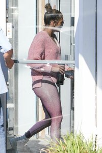 jennifer-lopez-arrives-at-a-gym-in-miami-09-25-2019-9.jpg