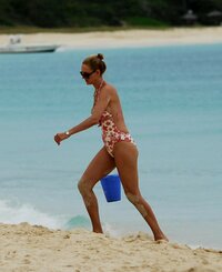 uma thurman al mare 04.jpg