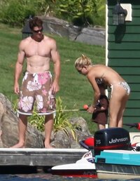 kate hudson in bikini 01.jpg