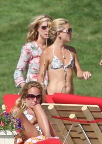 kate hudson in bikini 08.jpg