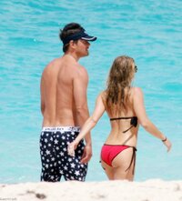 fergie in bikini rosso 22.jpg