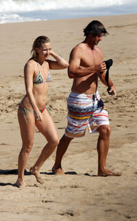 kate hudson in bikini 07.jpg