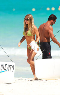 fergie in bikini 02.jpg