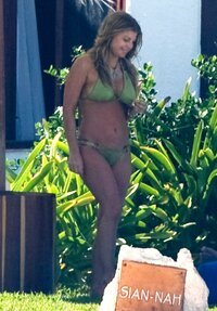 fergie in bikini 09.jpg