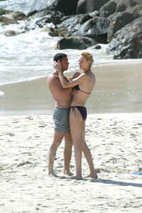 uma thurman in bikini 07.jpg