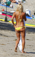 pamela anderson in bikini giallo 04.JPG