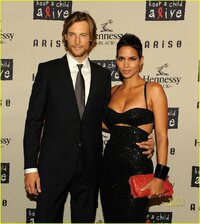 halle berry al gala 08.jpg