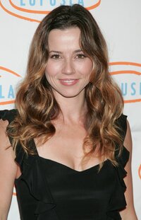 linda cardellini al gala 02.jpg