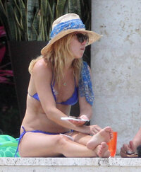 kate hudson in bikini 06.jpg