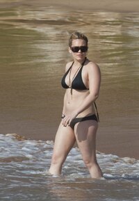 hilary duff in bikini 01.JPG