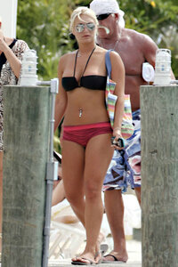 brooke hogan in bikini 01.jpg