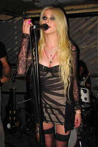 taylor momsen in concerto 15.jpg