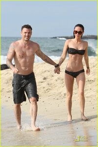 megan fox in beach 01.jpg
