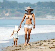 halle berry al mare 06.jpg