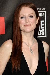 julianne moore al gala 03.jpg