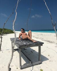 ariannathesinger_BsN9Q9-ASRM.jpg